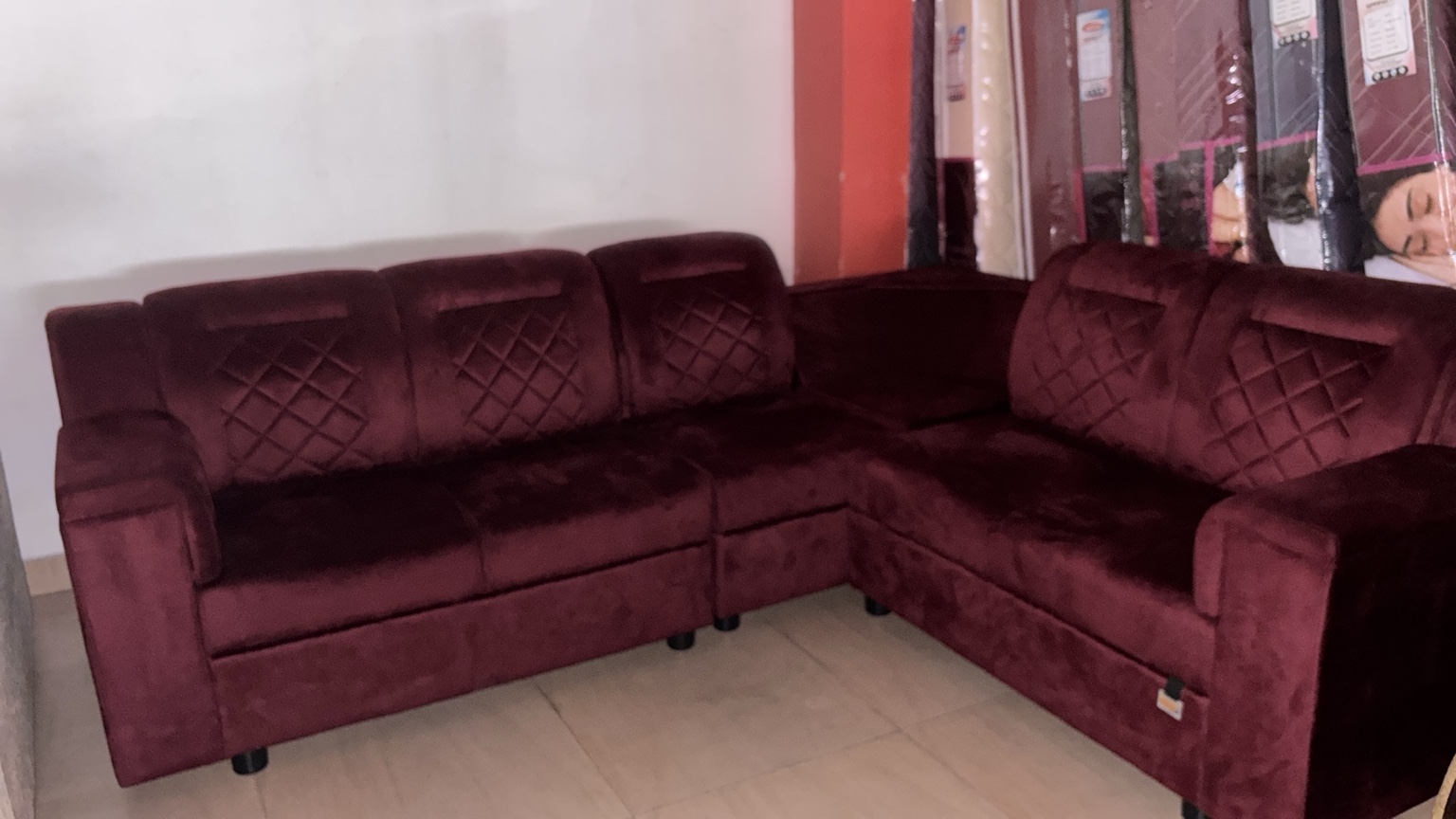 Burgundy Corner Setty